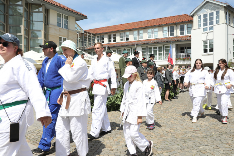 Großer Umzug bei schweißtreibenden Temperaturen: KURT zeigt die prächtigsten Fotos vom Schützenfest-Sonntag