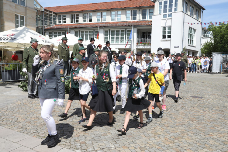 Großer Umzug bei schweißtreibenden Temperaturen: KURT zeigt die prächtigsten Fotos vom Schützenfest-Sonntag