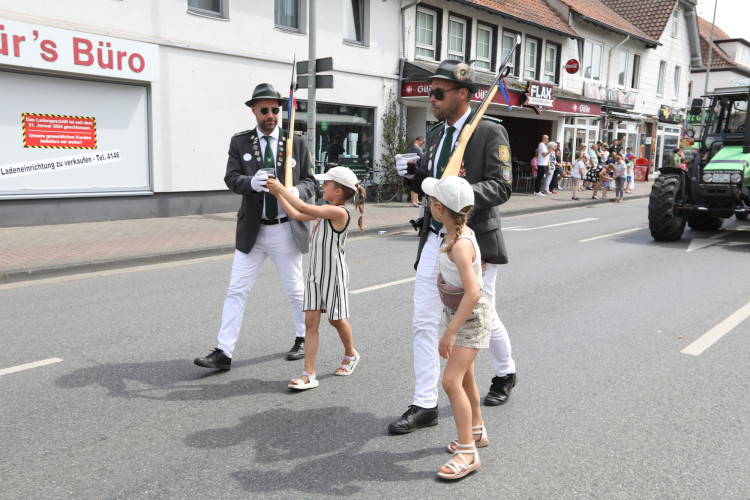 Großer Umzug bei schweißtreibenden Temperaturen: KURT zeigt die prächtigsten Fotos vom Schützenfest-Sonntag