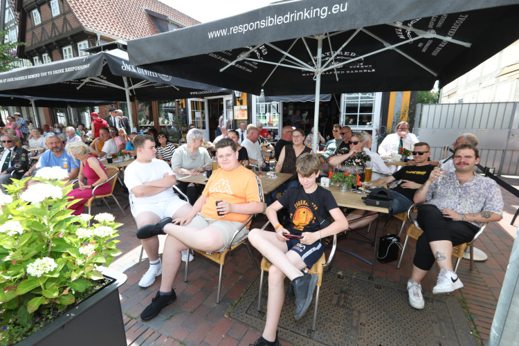 Großer Umzug bei schweißtreibenden Temperaturen: KURT zeigt die prächtigsten Fotos vom Schützenfest-Sonntag