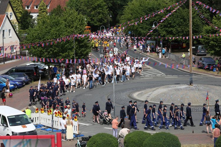 Großer Umzug bei schweißtreibenden Temperaturen: KURT zeigt die prächtigsten Fotos vom Schützenfest-Sonntag