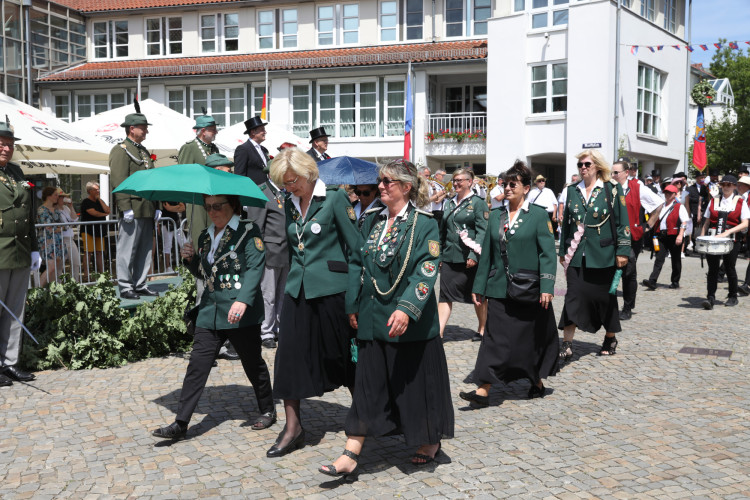 Großer Umzug bei schweißtreibenden Temperaturen: KURT zeigt die prächtigsten Fotos vom Schützenfest-Sonntag