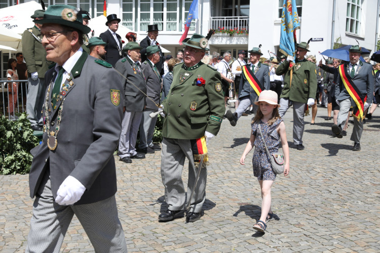 Großer Umzug bei schweißtreibenden Temperaturen: KURT zeigt die prächtigsten Fotos vom Schützenfest-Sonntag