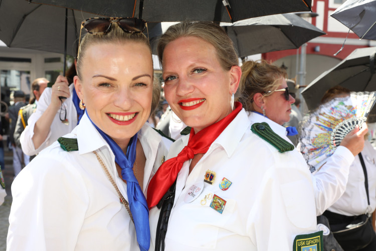 Großer Umzug bei schweißtreibenden Temperaturen: KURT zeigt die prächtigsten Fotos vom Schützenfest-Sonntag