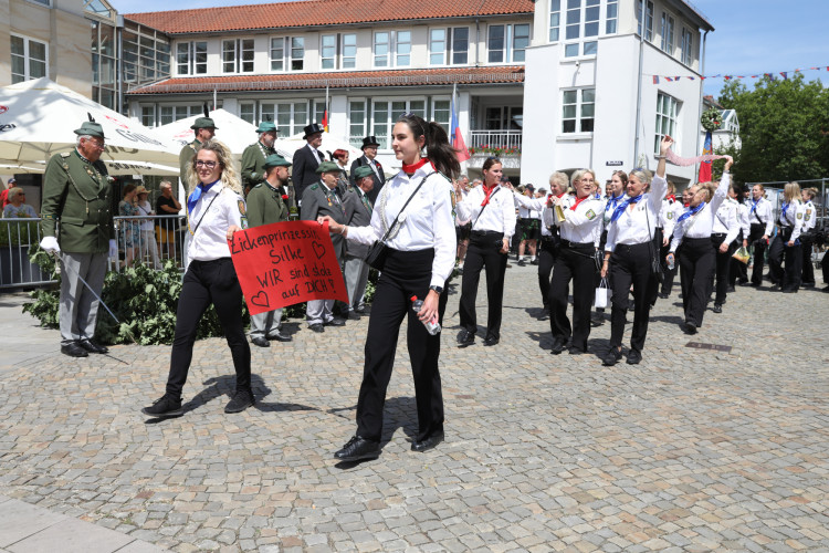 Großer Umzug bei schweißtreibenden Temperaturen: KURT zeigt die prächtigsten Fotos vom Schützenfest-Sonntag
