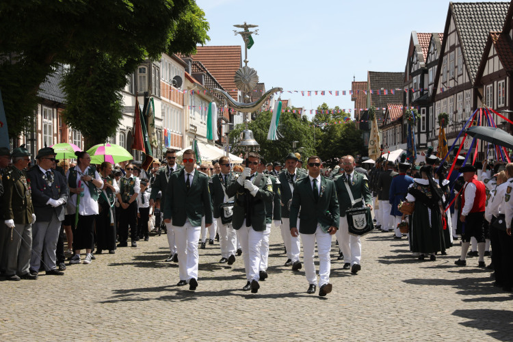 Großer Umzug bei schweißtreibenden Temperaturen: KURT zeigt die prächtigsten Fotos vom Schützenfest-Sonntag