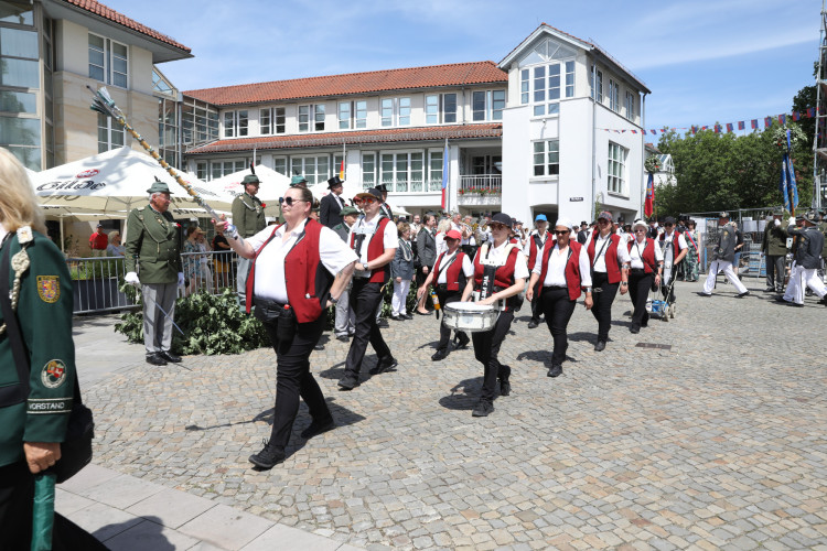 Großer Umzug bei schweißtreibenden Temperaturen: KURT zeigt die prächtigsten Fotos vom Schützenfest-Sonntag