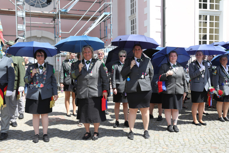 Großer Umzug bei schweißtreibenden Temperaturen: KURT zeigt die prächtigsten Fotos vom Schützenfest-Sonntag