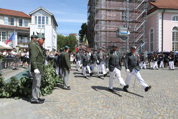Großer Umzug bei schweißtreibenden Temperaturen: KURT zeigt die prächtigsten Fotos vom Schützenfest-Sonntag