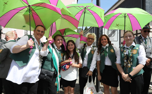 Großer Umzug bei schweißtreibenden Temperaturen: KURT zeigt die prächtigsten Fotos vom Schützenfest-Sonntag
