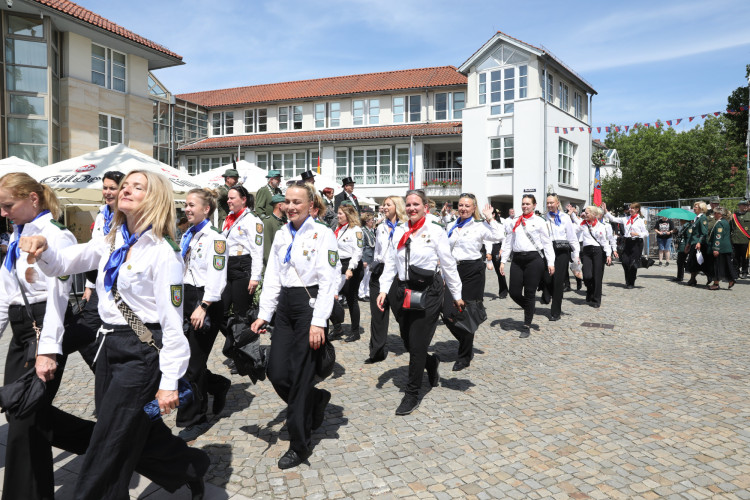 Großer Umzug bei schweißtreibenden Temperaturen: KURT zeigt die prächtigsten Fotos vom Schützenfest-Sonntag