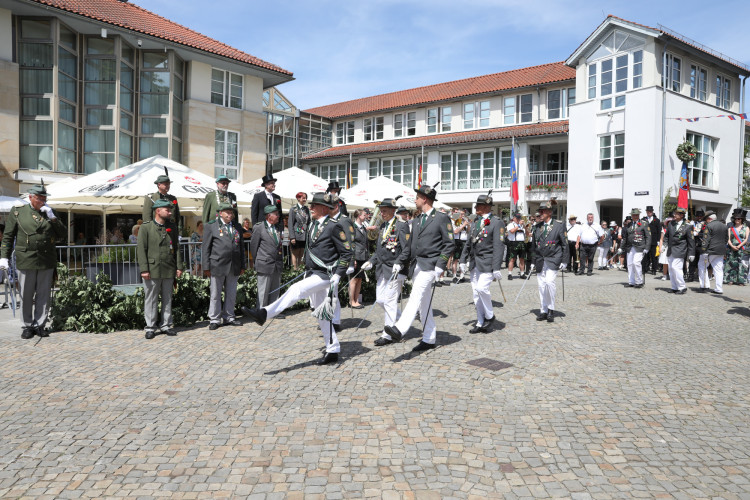 Großer Umzug bei schweißtreibenden Temperaturen: KURT zeigt die prächtigsten Fotos vom Schützenfest-Sonntag