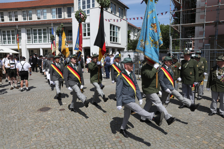 Großer Umzug bei schweißtreibenden Temperaturen: KURT zeigt die prächtigsten Fotos vom Schützenfest-Sonntag