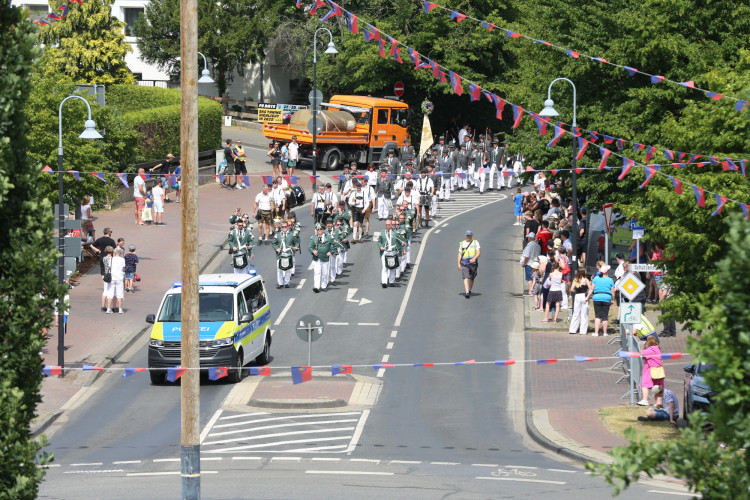 Großer Umzug bei schweißtreibenden Temperaturen: KURT zeigt die prächtigsten Fotos vom Schützenfest-Sonntag