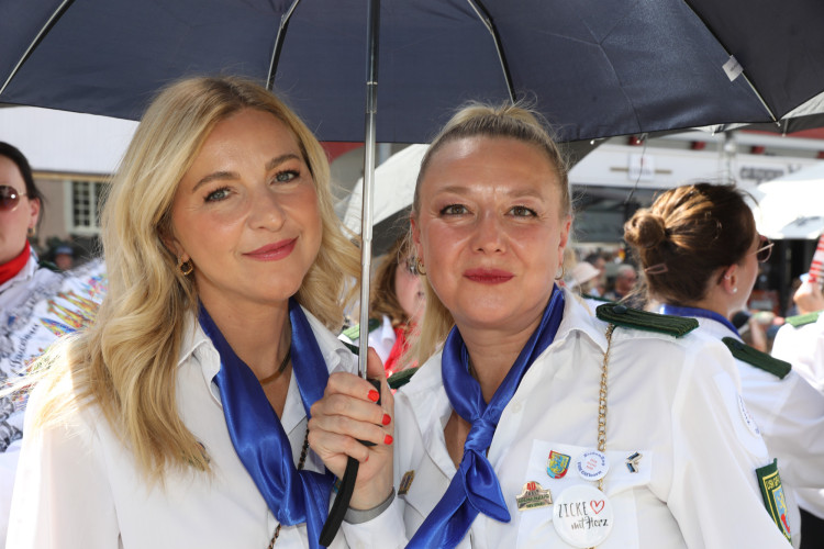 Großer Umzug bei schweißtreibenden Temperaturen: KURT zeigt die prächtigsten Fotos vom Schützenfest-Sonntag