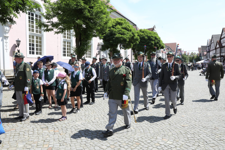 Großer Umzug bei schweißtreibenden Temperaturen: KURT zeigt die prächtigsten Fotos vom Schützenfest-Sonntag