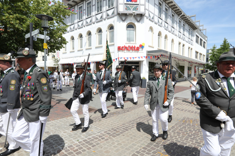 Großer Umzug bei schweißtreibenden Temperaturen: KURT zeigt die prächtigsten Fotos vom Schützenfest-Sonntag
