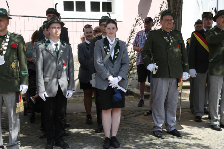 Großer Umzug bei schweißtreibenden Temperaturen: KURT zeigt die prächtigsten Fotos vom Schützenfest-Sonntag
