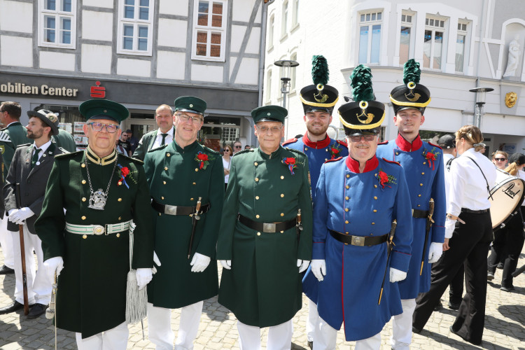 Großer Umzug bei schweißtreibenden Temperaturen: KURT zeigt die prächtigsten Fotos vom Schützenfest-Sonntag