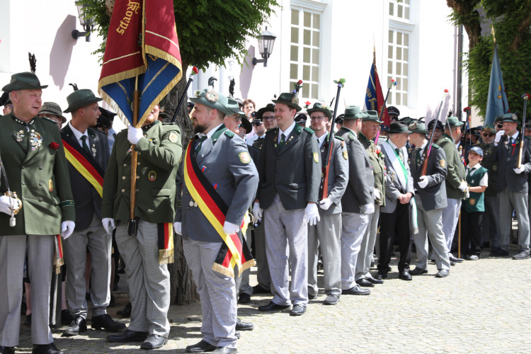 Großer Umzug bei schweißtreibenden Temperaturen: KURT zeigt die prächtigsten Fotos vom Schützenfest-Sonntag