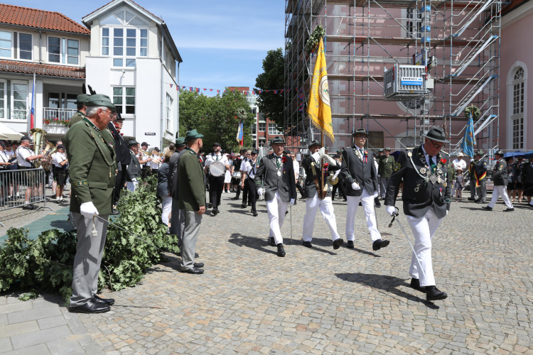 Großer Umzug bei schweißtreibenden Temperaturen: KURT zeigt die prächtigsten Fotos vom Schützenfest-Sonntag