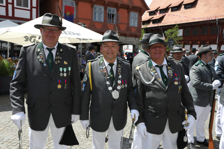 Großer Umzug bei schweißtreibenden Temperaturen: KURT zeigt die prächtigsten Fotos vom Schützenfest-Sonntag