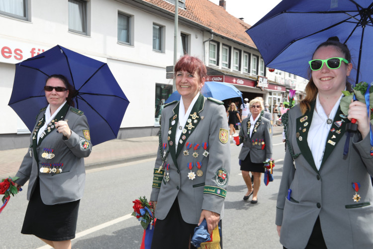 Großer Umzug bei schweißtreibenden Temperaturen: KURT zeigt die prächtigsten Fotos vom Schützenfest-Sonntag