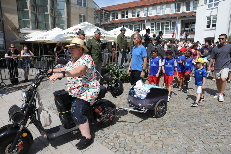 Großer Umzug bei schweißtreibenden Temperaturen: KURT zeigt die prächtigsten Fotos vom Schützenfest-Sonntag