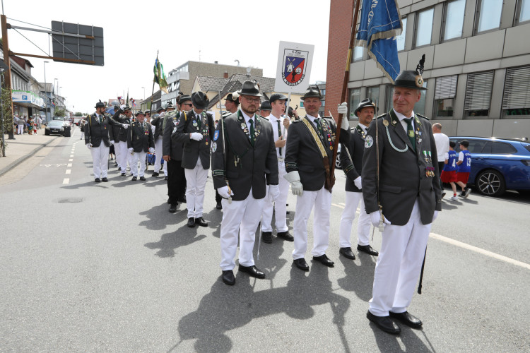 Großer Umzug bei schweißtreibenden Temperaturen: KURT zeigt die prächtigsten Fotos vom Schützenfest-Sonntag