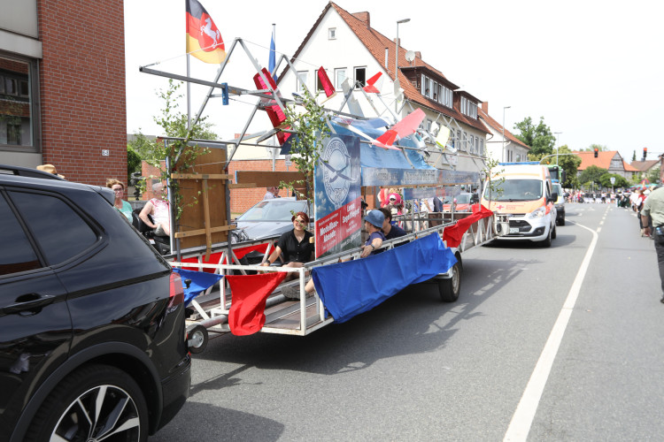 Großer Umzug bei schweißtreibenden Temperaturen: KURT zeigt die prächtigsten Fotos vom Schützenfest-Sonntag