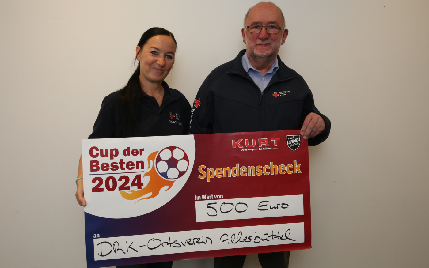 Herzensretter kann es nicht genug geben: Der DRK-Ortsverein Allerbüttel nimmt Spende vom Cup der Besten für entgegen
