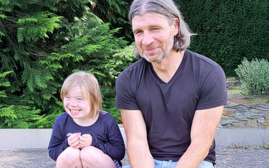 In der Schule der Zukunft ist Lilli angekommen: Matthias Damker aus Päse stellt sich an die Seite seiner Tochter