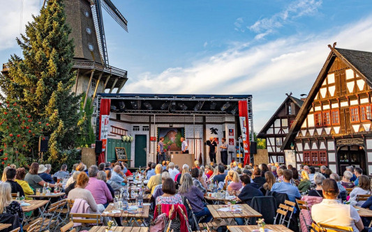 Jetzt Tickets sichern für „Oma wird verkauft“: Die Komödie am Altstadtmarkt kehrt im Sommer zurück ins Mühlenmusem