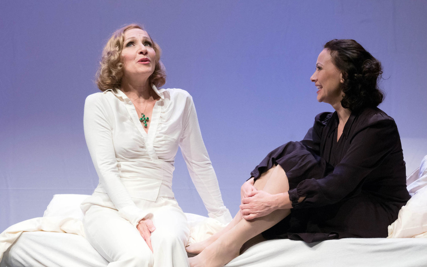 Jetzt Tickets sichern für Stück über Edith Piaf und Marlene Dietrich: Das Leben der zwei Grandes Dames in der Stadthalle Gifhorn