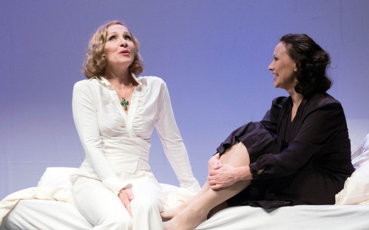 Jetzt Tickets sichern für Stück über Edith Piaf und Marlene Dietrich: Das Leben der zwei Grandes Dames in der Stadthalle Gifhorn