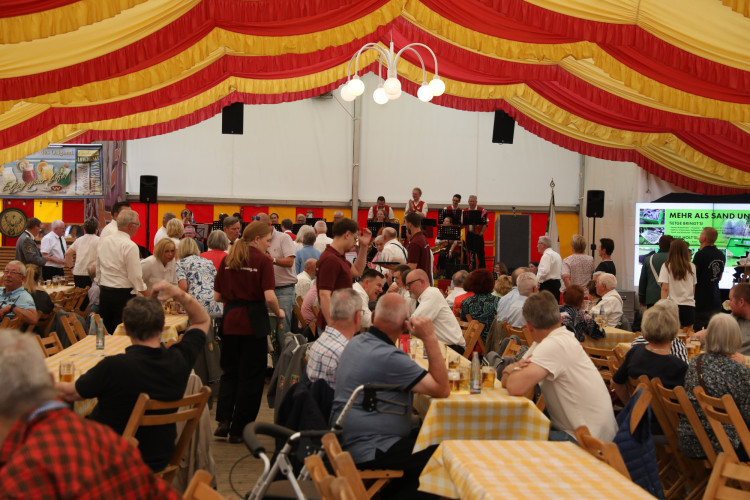 Kuckuck, eine neue KURT-Fotogalerie erwartet Dich: Karsten Krause regiert als König nun Meine