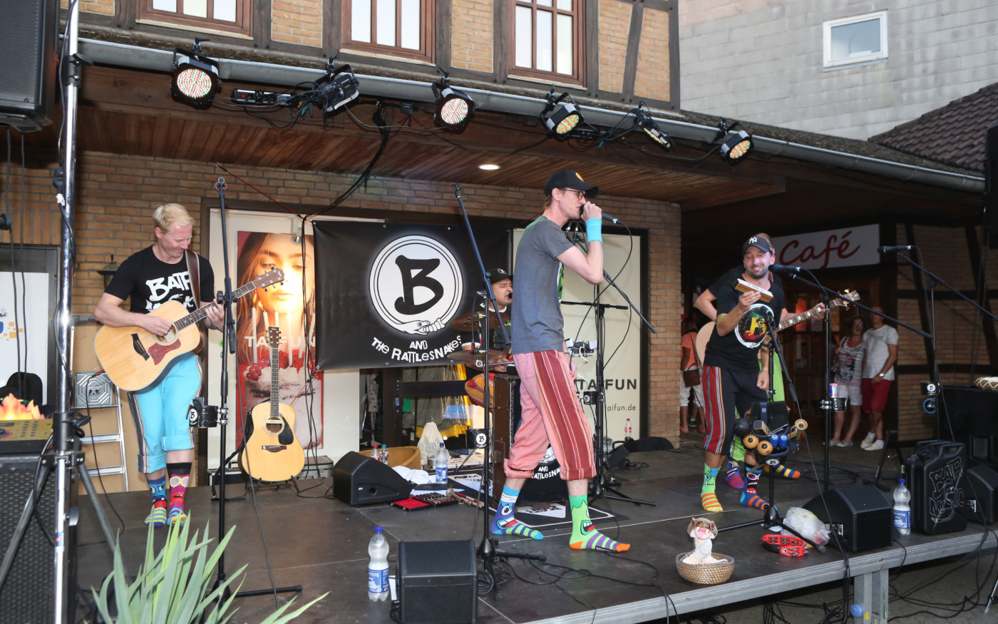 Kult, kultiger, B and the Rattlesnakes: Die Band wechselt beim Gifhorner Altstadtfest von der kleinen Bühne in der Steinweg-Passage nach nebenan auf die größere Bühne am Brunnen