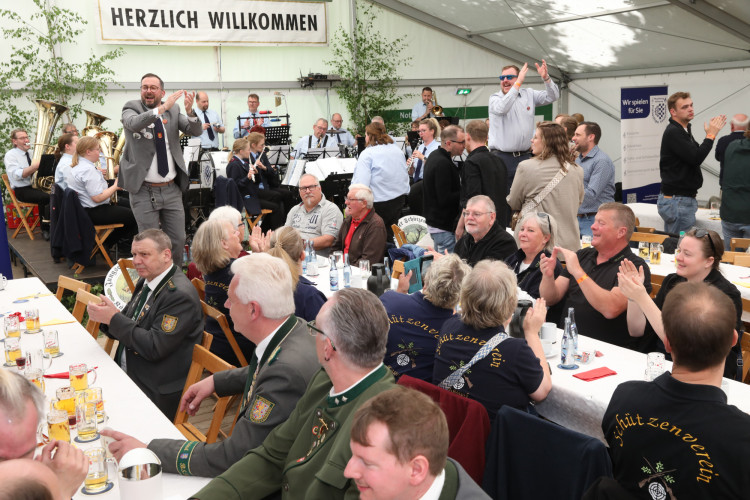 KURT-Fotogalerie zum Schützenfest Kästorf: Marius Wersal heißt Kästorfs neuer König