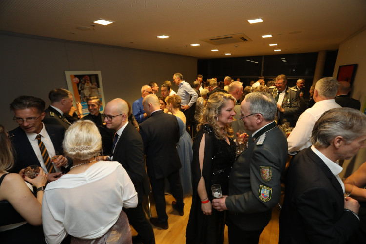 Locker in der Hüfte, immer ein Lächeln im Gesicht: KURT zeigt die schönsten Fotos des USK-Apfelsinenballs