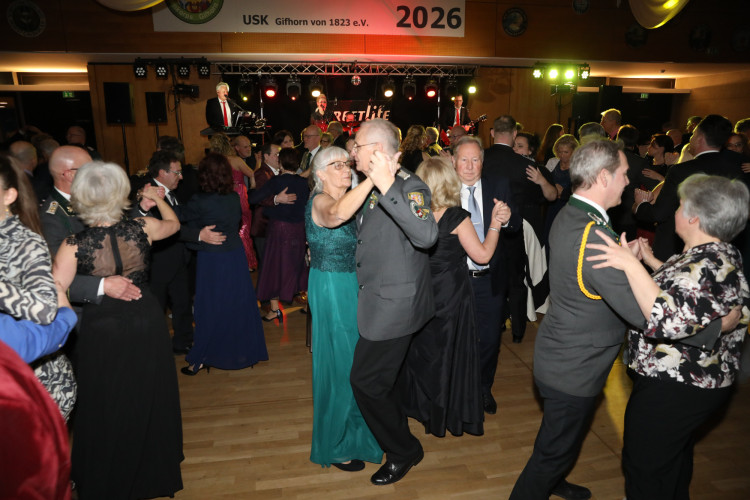 Locker in der Hüfte, immer ein Lächeln im Gesicht: KURT zeigt die schönsten Fotos des USK-Apfelsinenballs