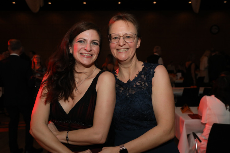 Locker in der Hüfte, immer ein Lächeln im Gesicht: KURT zeigt die schönsten Fotos des USK-Apfelsinenballs