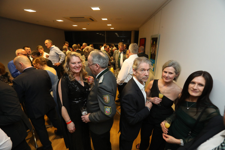 Locker in der Hüfte, immer ein Lächeln im Gesicht: KURT zeigt die schönsten Fotos des USK-Apfelsinenballs