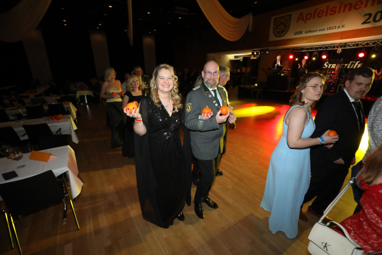 Locker in der Hüfte, immer ein Lächeln im Gesicht: KURT zeigt die schönsten Fotos des USK-Apfelsinenballs