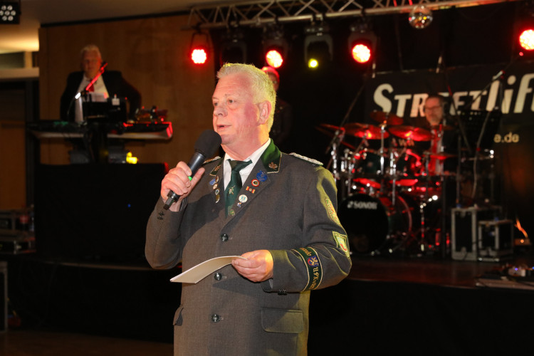 Locker in der Hüfte, immer ein Lächeln im Gesicht: KURT zeigt die schönsten Fotos des USK-Apfelsinenballs