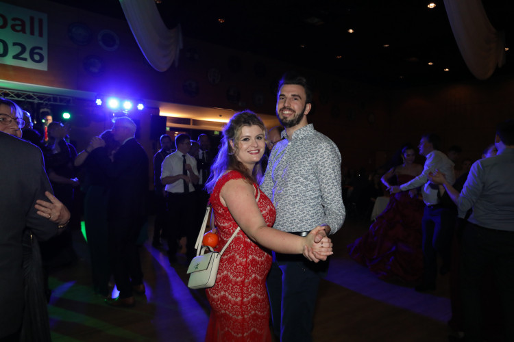 Locker in der Hüfte, immer ein Lächeln im Gesicht: KURT zeigt die schönsten Fotos des USK-Apfelsinenballs