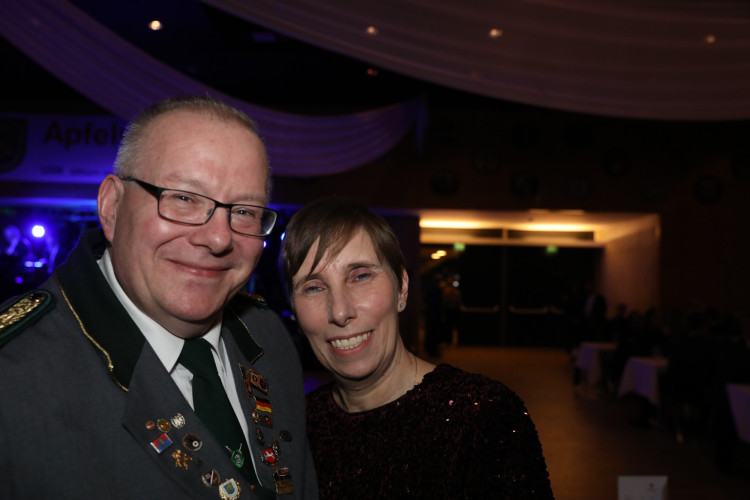 Locker in der Hüfte, immer ein Lächeln im Gesicht: KURT zeigt die schönsten Fotos des USK-Apfelsinenballs