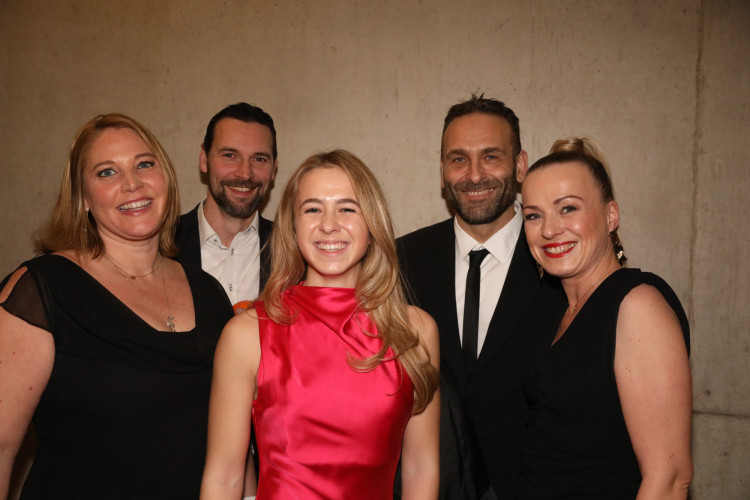 Locker in der Hüfte, immer ein Lächeln im Gesicht: KURT zeigt die schönsten Fotos des USK-Apfelsinenballs