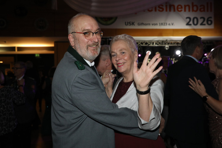 Locker in der Hüfte, immer ein Lächeln im Gesicht: KURT zeigt die schönsten Fotos des USK-Apfelsinenballs