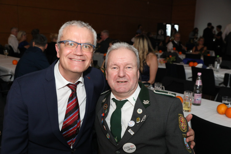 Locker in der Hüfte, immer ein Lächeln im Gesicht: KURT zeigt die schönsten Fotos des USK-Apfelsinenballs