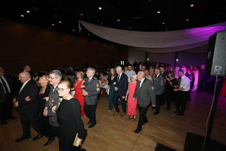 Locker in der Hüfte, immer ein Lächeln im Gesicht: KURT zeigt die schönsten Fotos des USK-Apfelsinenballs